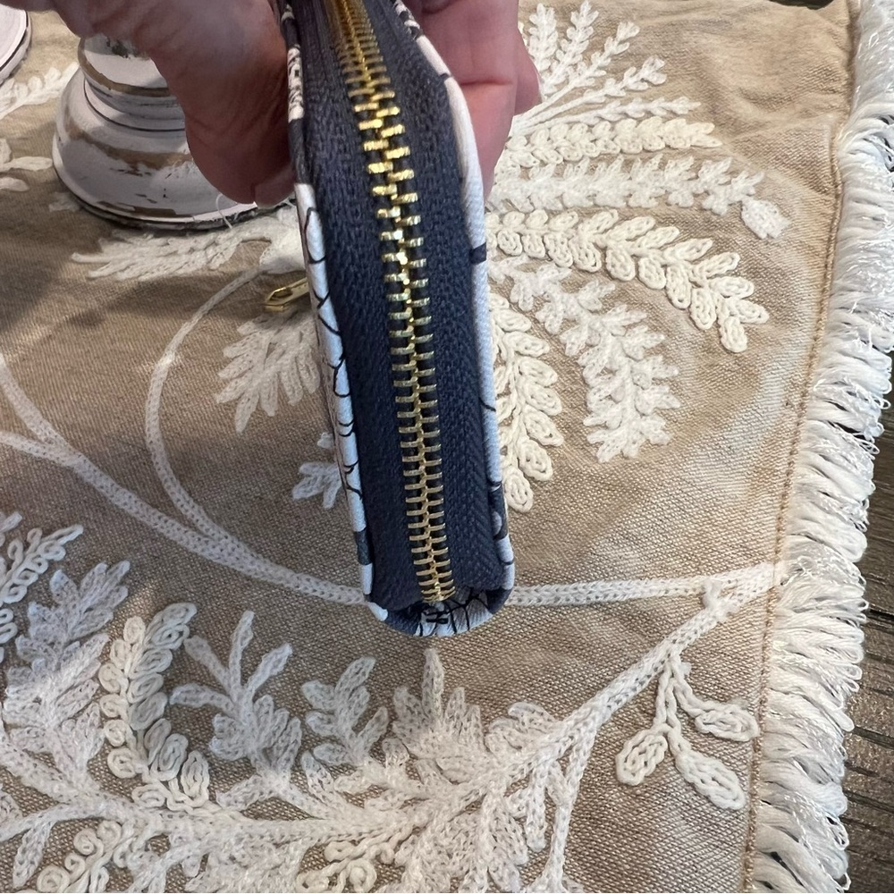NWT Trina Turk Floral Wallet - Picture 5 of 8